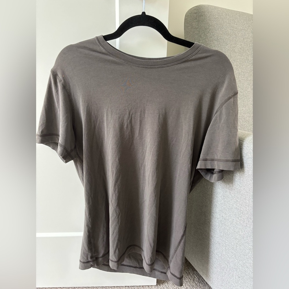 Lululemon men’s grey t-shirt